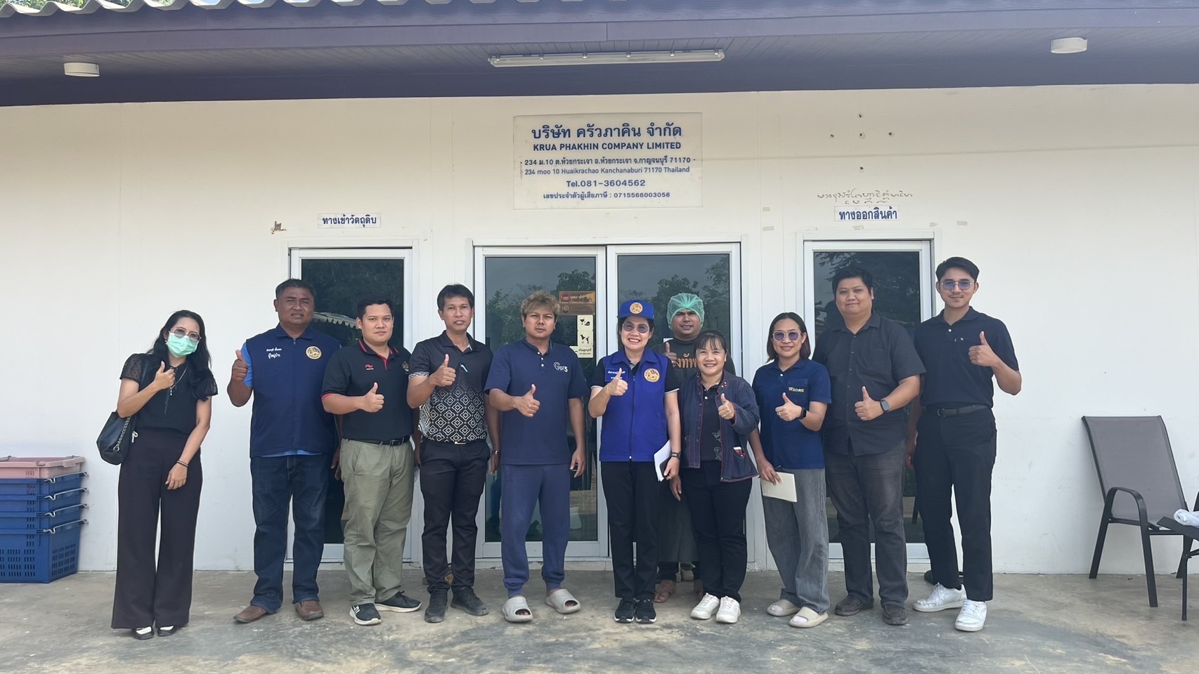 นายอำเภอห้วยกระเจา นำทีมบูรณาการหน่วยงาน ลงพื้นที่ติดตามกลุ่มวิสาหกิจชุมชน “ครัวภาคิน” หนุนการปลูกพืชเครื่องแกง สร้างอาชีพ สร้างรายได้ให้คนในชุมชน