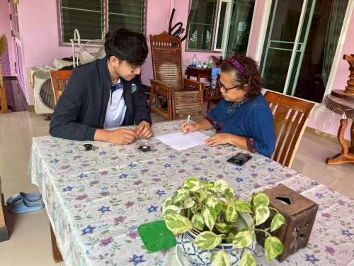 พัฒนาชุมชนห้วยกระเจา ลงพื้นที่ติดตามผู้ประกอบการ OTOP ร่วมโครงการ “คนละครึ่งพลัส”